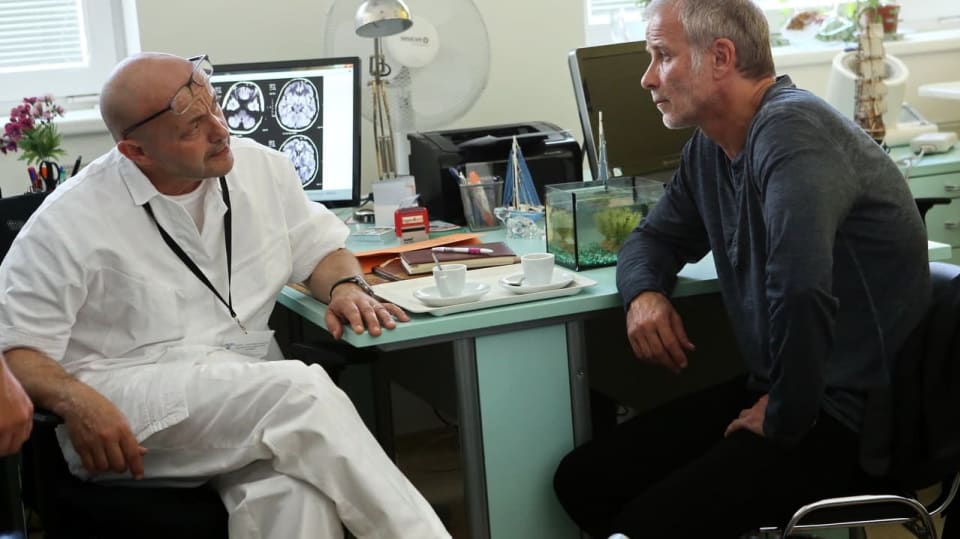 Hlavní hrdina Petr Kraj léta jenom pracoval. Teď mu doktor přikazuje, že má zvolnit?